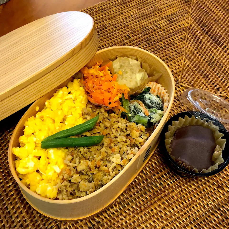 Snapdishの料理写真:2019.10.07 二色丼弁当|みほさん