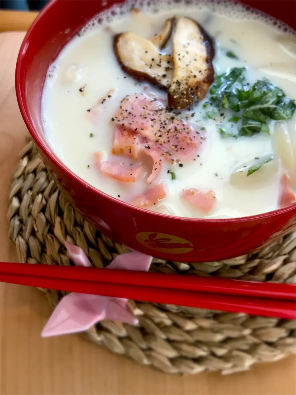 濃厚あさりダシの豆乳うどん🌈                   ベーコン🥓とブラックペッパーで              少し洋風な雰囲気も😄|めぐぐさん