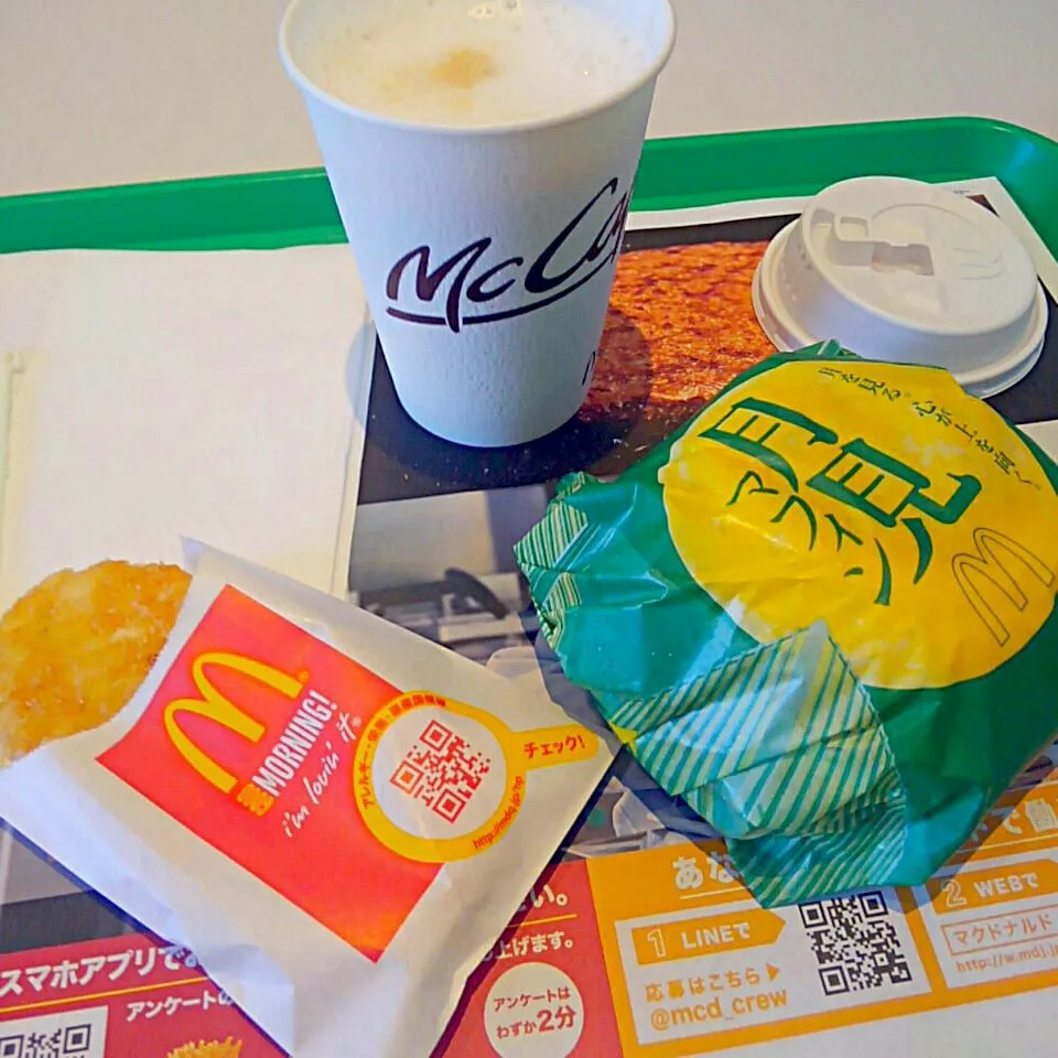 Snapdishの料理写真:朝マックで月見マフィンにカフェラテ|うたかた。さん