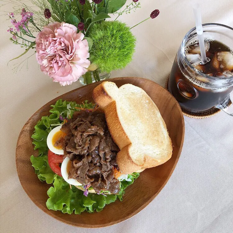 10/7❤︎イクスピアリの中にある"カフェシェマディ"で買ってきたくま食パンでお弁当の残り物和牛焼肉&半熟たまごを挟み可愛いくまサンドにしました😌🍀|Makinsさん