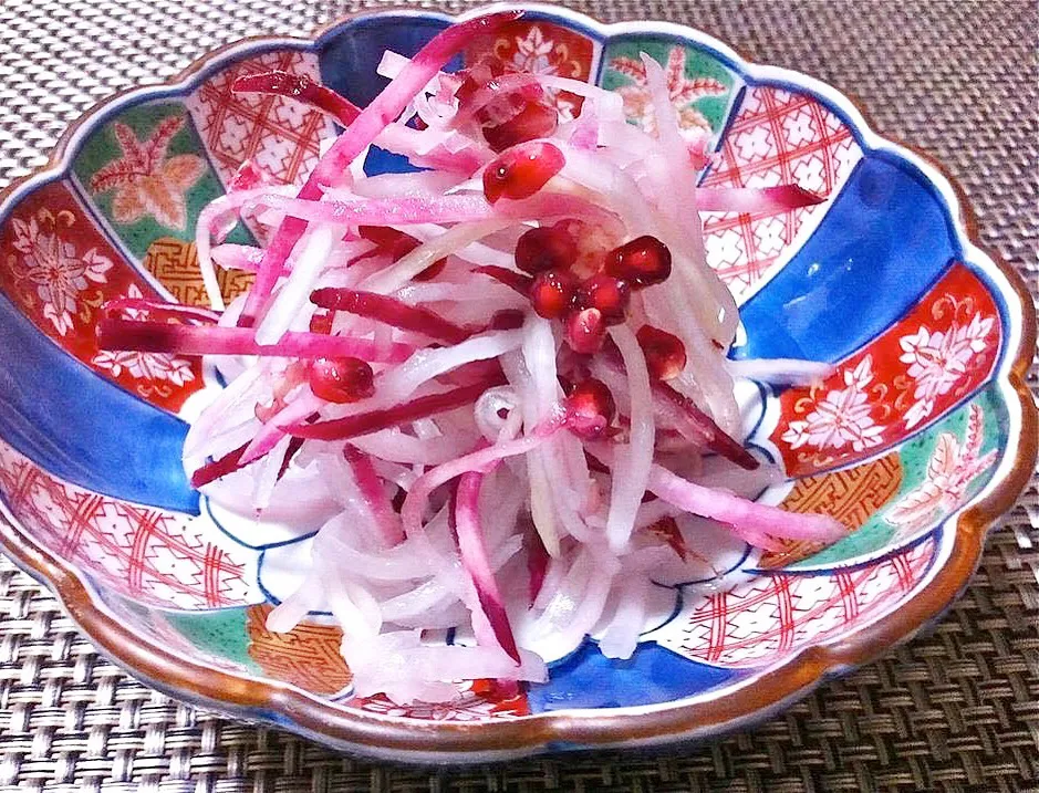 Nagasaki Traditonal Homemade Dish
Marinade Red Daikon Raddish&Grenaden Seed
長崎伝統家庭料理
赤大根とざくろなます
正月、おくんち、節分などハレの日に家庭で昔作られていた一皿を再現。|Cuisineさん