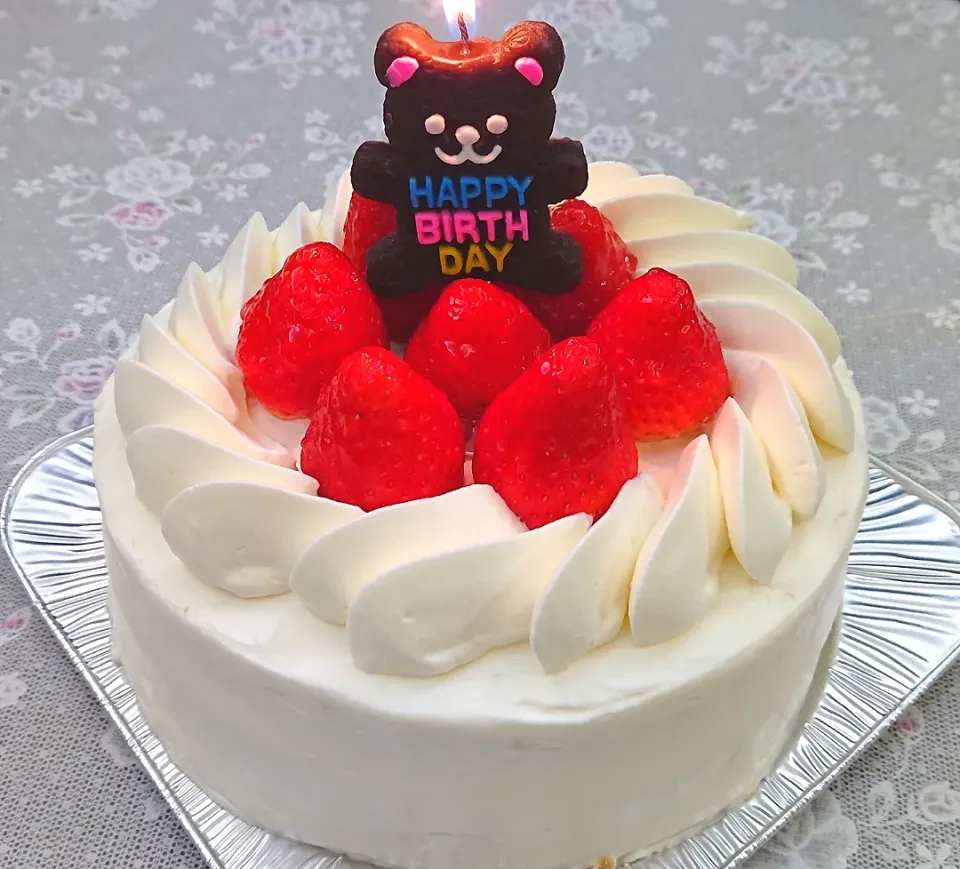 ろうそくつけてお祝いbirthdayケーキ|きいさんさん