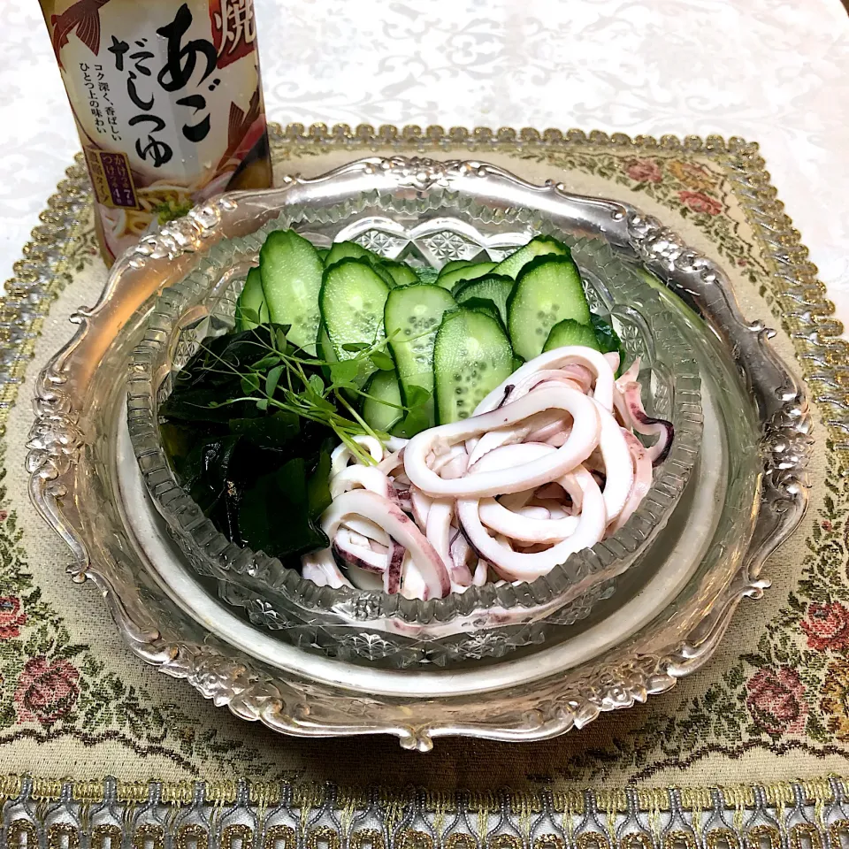 Snapdishの料理写真:イカ＊ワカメ＊キュウリ酢の物＊焼きあごだしつゆ🌺|henryさん