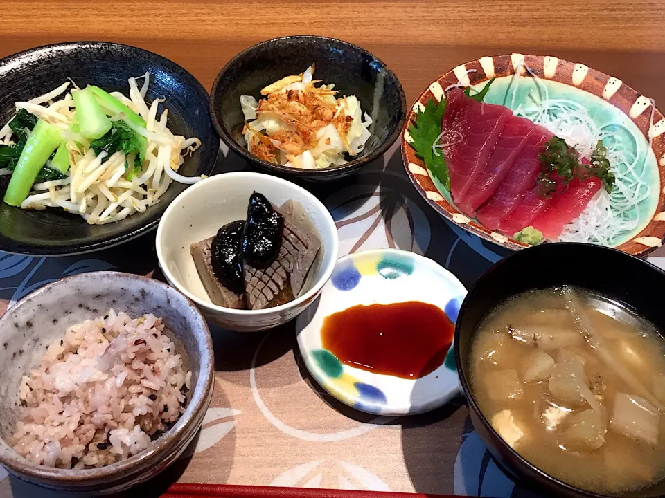 晩御飯
マグロ刺身、茹でキャベツと小エビのサラダ、もやしと小松菜のバター炒め、こんにゃく田楽、十穀米、豚汁、|かよちゃんさん