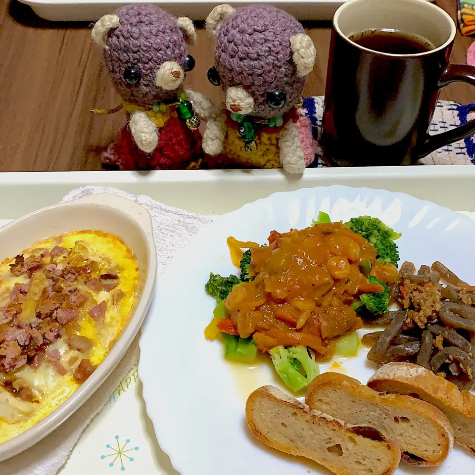 Snapdishの料理写真:結果オーライのヨーグルトとトマト煮の晩ごパン（╹◡╹）|chagashiさん