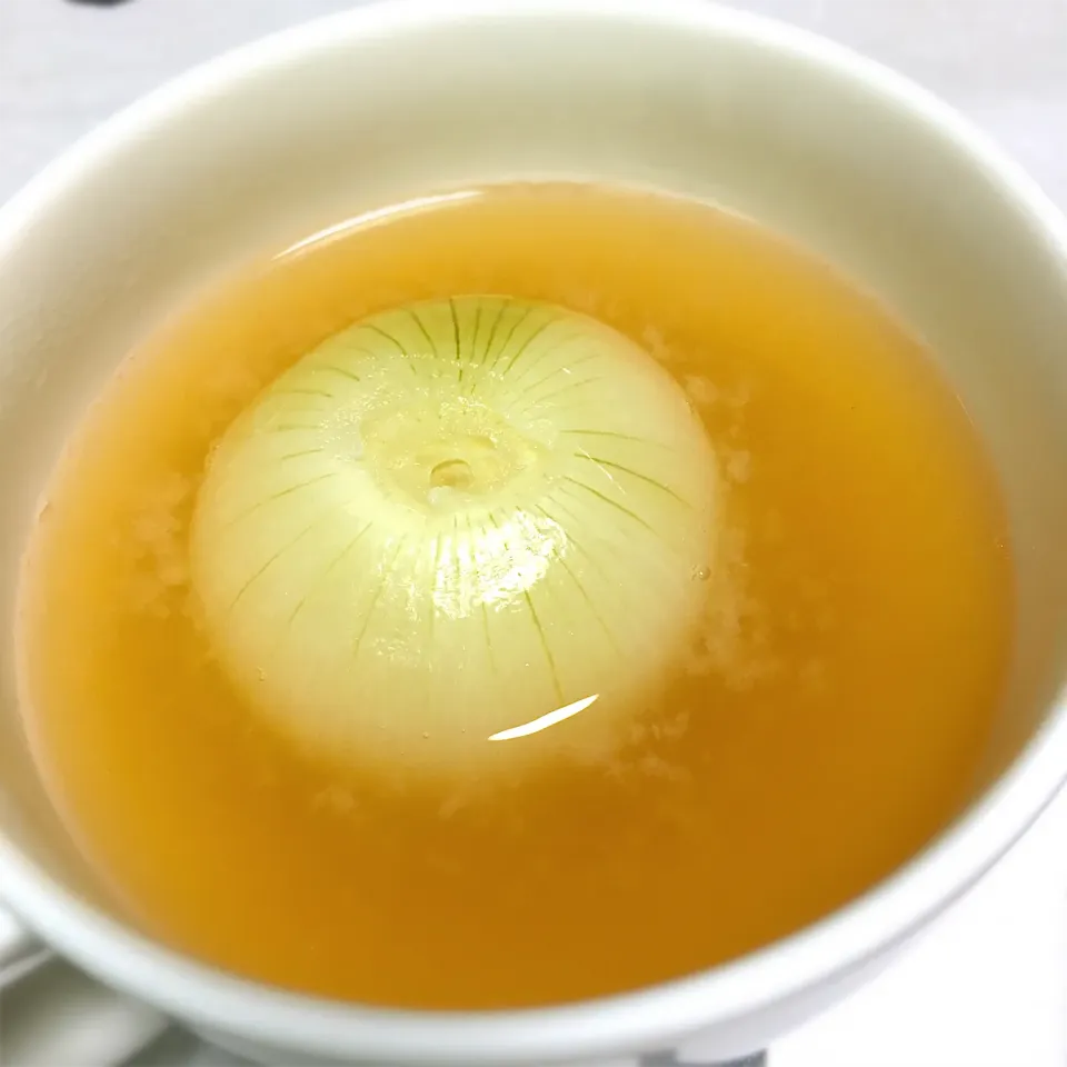 Snapdishの料理写真:丸ごと玉ねぎの味噌汁|あーるさん