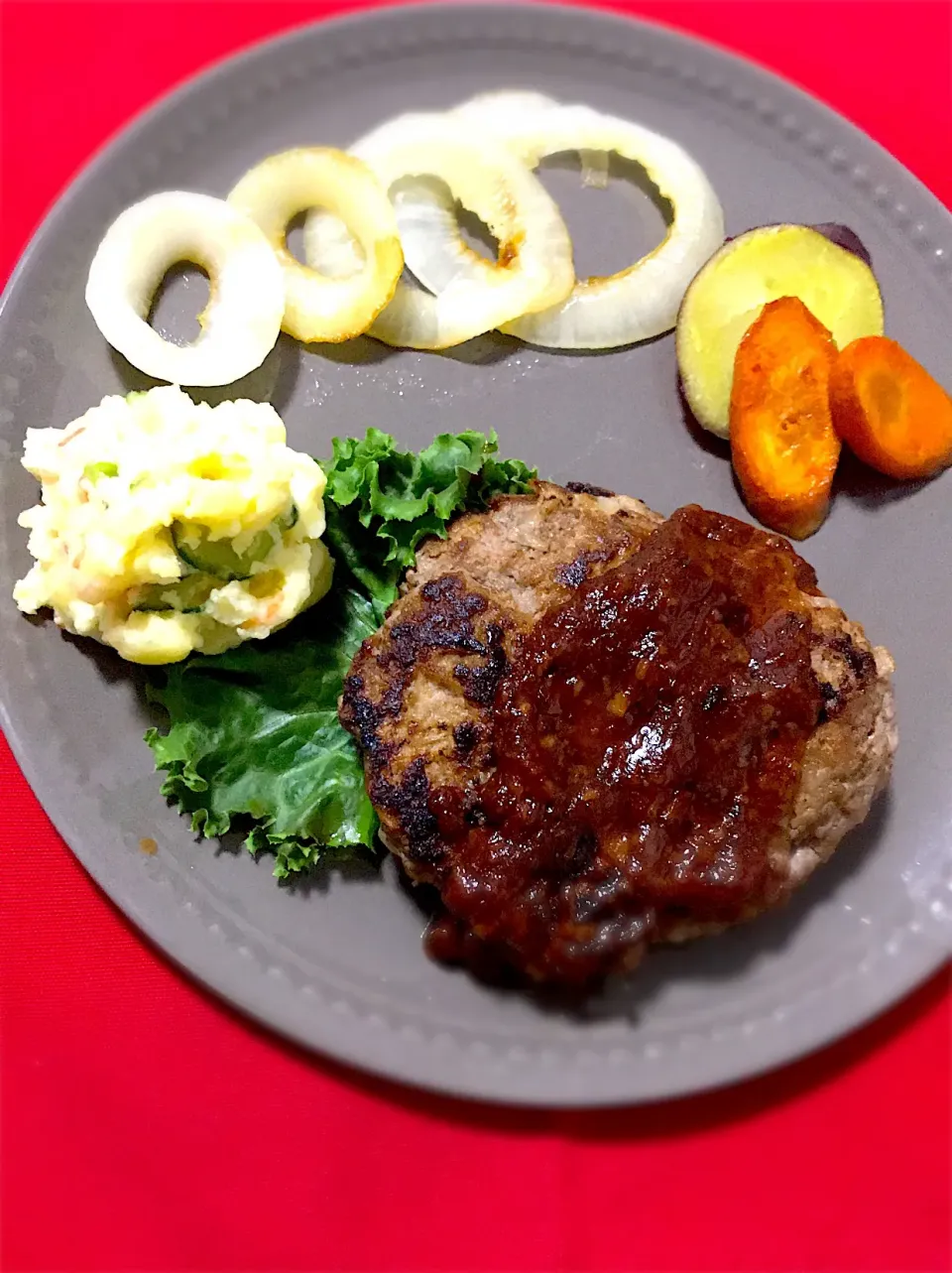 リクエストにお応えして♪                              久しぶりのハンバーグ🍽 長芋を少し入れるとフワっと柔らかくなりました😊💕🌈|めぐぐさん