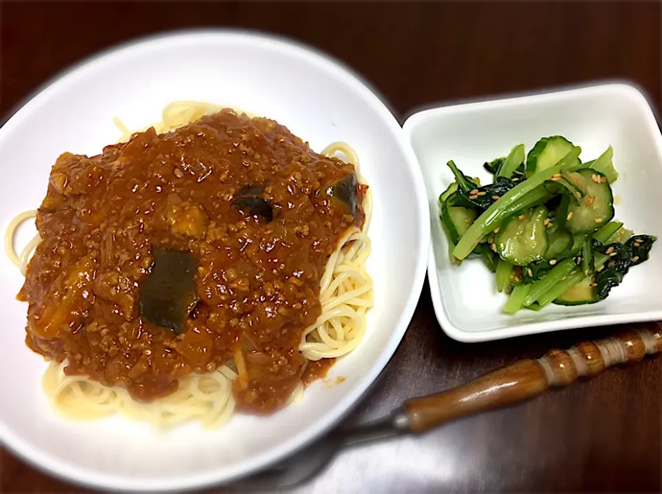 Snapdishの料理写真:茄子とひき肉のトマトカレーをボロネーゼ風にパスタにのせて。                                              小松菜ときゅうりのナムル|まるちゃんさん