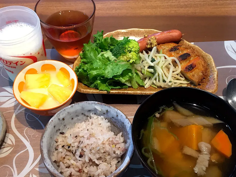 朝ごはん
はんぺん付け焼、もやしと小松菜のバター醤油炒め、グリーンリーフ、ブロッコリー、ウインナーソテー、十穀米、具沢山味噌汁、パイナップル添えヨーグルト、グリーンアップルプロテイン、ルイボスティー|かよちゃんさん