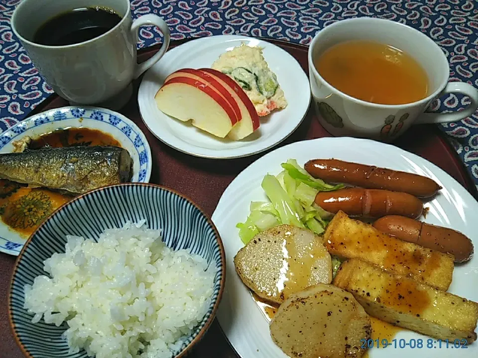 Snapdishの料理写真:よねばーばの朝ごはん
山芋、厚揚げ、ウインナーソーセージのソテー、キャベツ添え、
リケンのサラダドレッシングをかけた、
りんごとポテトサラダ
味噌汁
秋刀魚、ご飯、
ブレンディコーヒー|yoneばーばさん