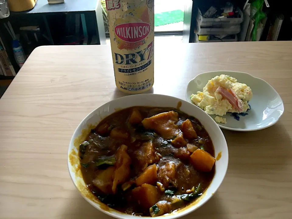 Snapdishの料理写真:夜勤明け昨日鍋の残り出汁を使用してカレー餃子(水餃子)|Tarou  Masayukiさん