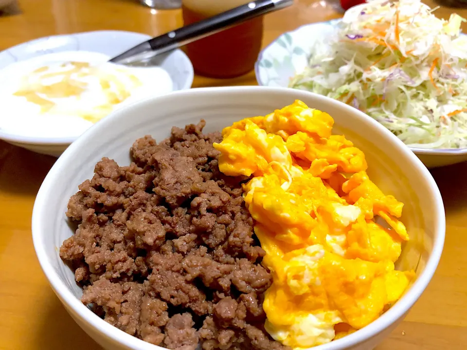 今日のお昼＊そぼろ丼、サラダ、自家製ヨーグルト|りえさん