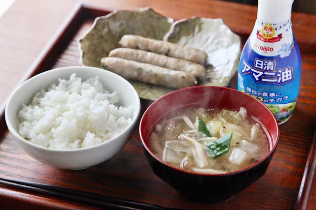 かけるオイル✖︎具沢山おみそ汁✖︎手作りソーセージでお昼ご飯|マユマユさん