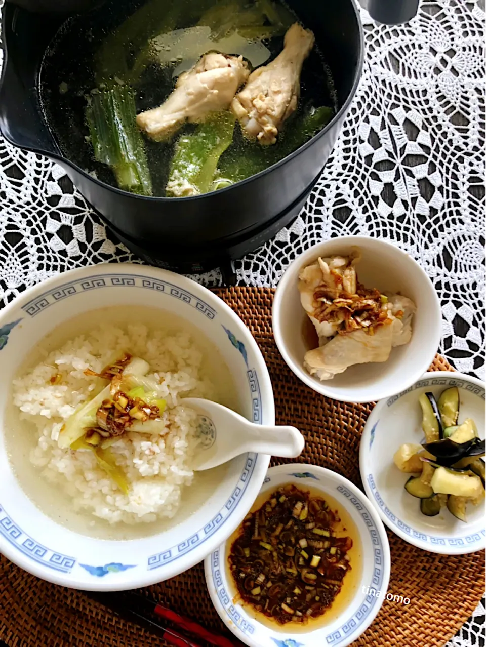 シロカちょい鍋でほろっほろ柔らかジューシー鶏手羽元✨じっくり加熱でコラーゲンたっぷりスープでクッパ風ご飯🥰|Tina Tomoko😋さん