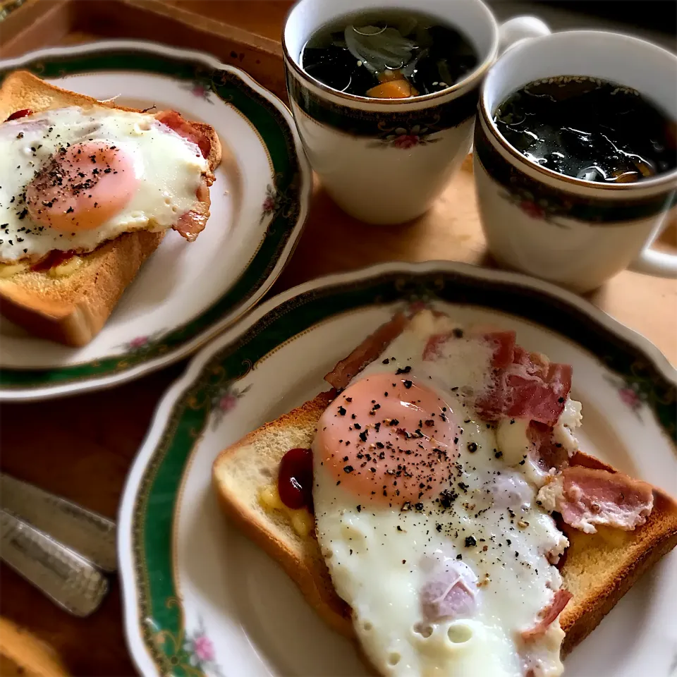 Snapdishの料理写真:ブッサイクな目玉焼きパン🍳とお野菜たっぷりワカメスープ♫|こなちゅんさん