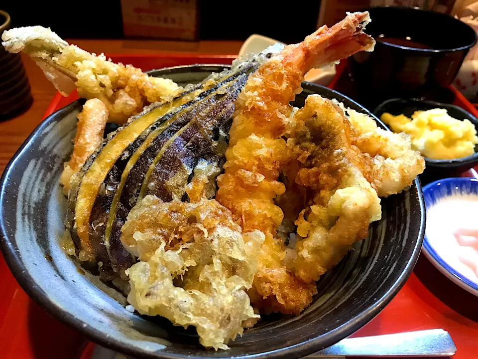 大穴子・海老・魚・野菜天丼、半熟卵よせ|なお🅿️さん