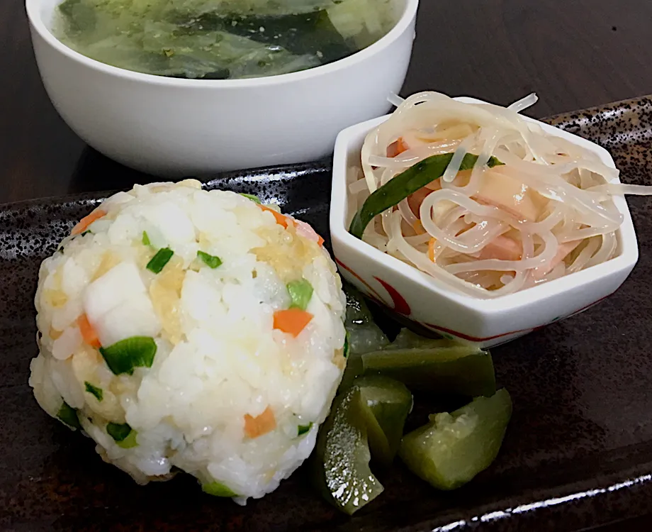 昼ごはん⭐️⭐️⭐️断酒180日目                        無骨おにぎり（天かす、青ネギ、ぬか漬け）    ビーフンサラダ  キャベツスープ|ぽんたさん