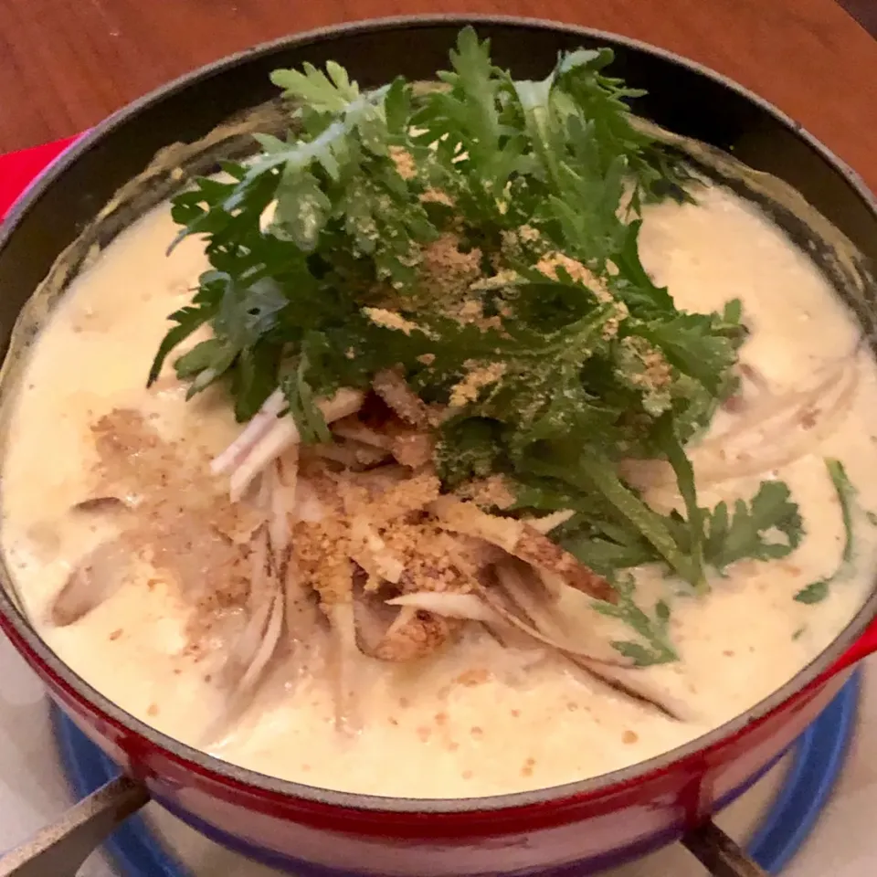 Snapdishの料理写真:鶏ゴボウの白ダシ豆乳鍋　　　　　　　　　　Chicken and burdock soy milk pot|マユマユさん