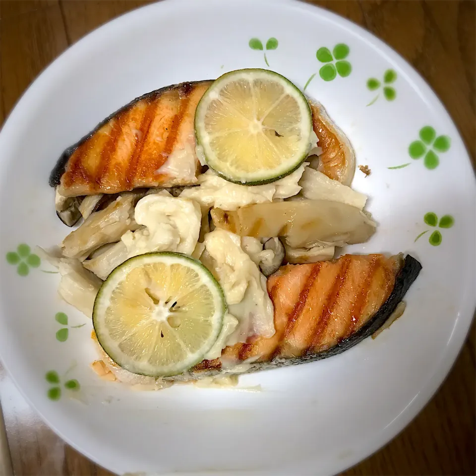 焼き鮭とエリンギの豆乳米粉ホワイトソースがけ🍋レモン乗せ🍋|みゆきさん