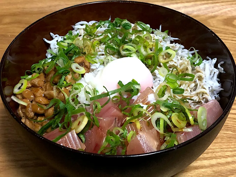 今日の夕食 ☆しらすマグロ納豆丼|まぁたんさん