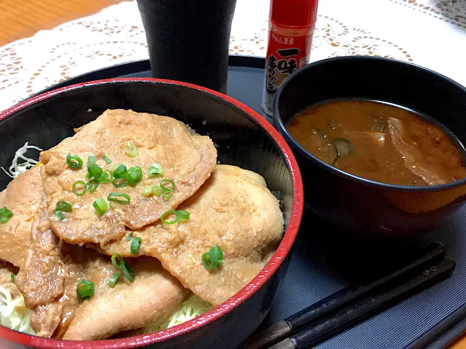 Snapdishの料理写真:生姜焼き丼定食🍀|makoさん