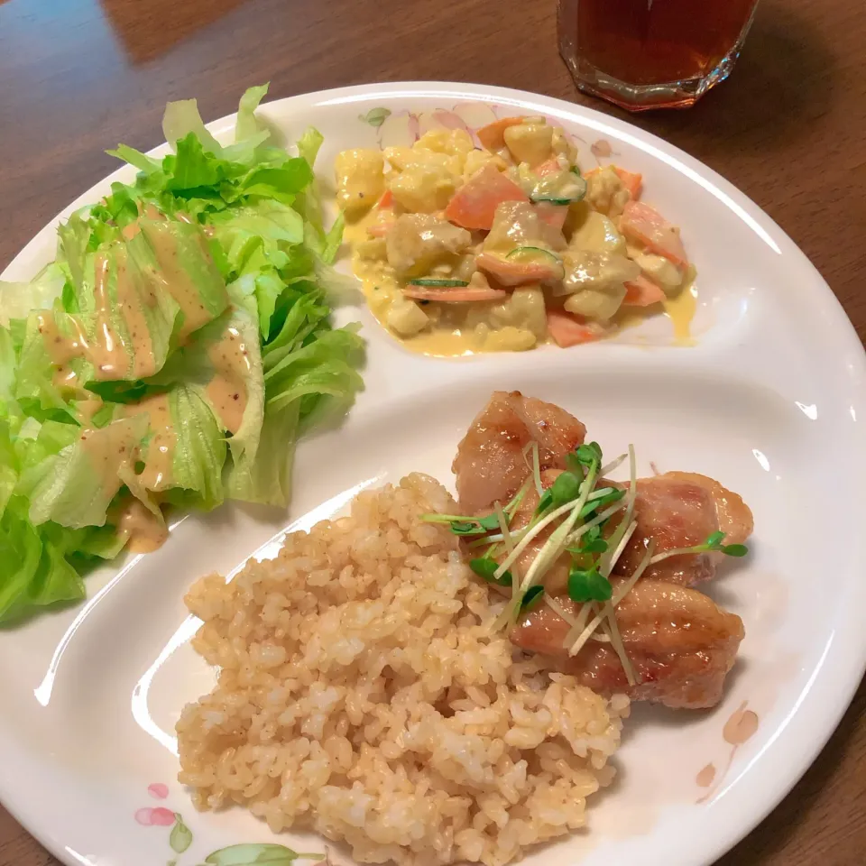 鶏肉をマヨネーズと醤油とみりんと酒混ぜた液かけて焼いたら美味しかった。あとポテトサラダ|薫子さん