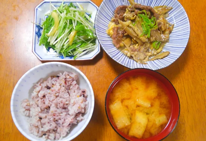 １０月５日　牛肉とごぼうの卵とじ　水菜のサラダ　油揚げとわかめのお味噌汁|いもこ。さん