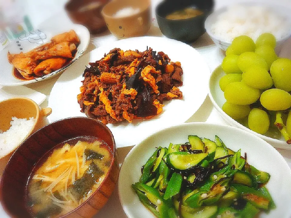 夕食(^ー^)
牛肉と卵の野菜炒め(きくらげ、ヤングコーン)
煮魚(カンパチ)
オクラときゅうりの塩昆布和え
お味噌汁(えのき、油揚げ、ワカメ)
シャインマスカット|プリン☆さん