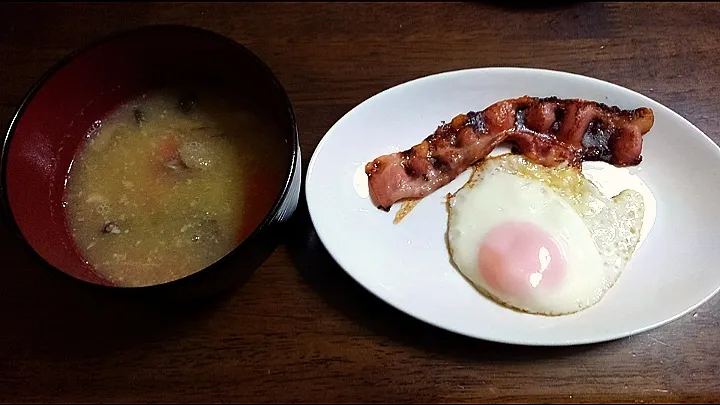 Snapdishの料理写真:🌄朝ごはん🌄🍴♪

ベーコンエッグ🐣
豚汁
ご飯
野沢菜のわさび漬け

冷蔵庫に何もない。そろそろ買い物行かないかんなぁ。|にゃんず6さん