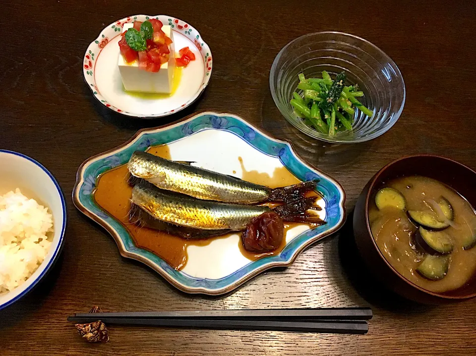 鰯の煮付け、豆腐とトマト&オリーブオイル、小松菜の胡麻和え、ナスの味噌汁|カドラさん