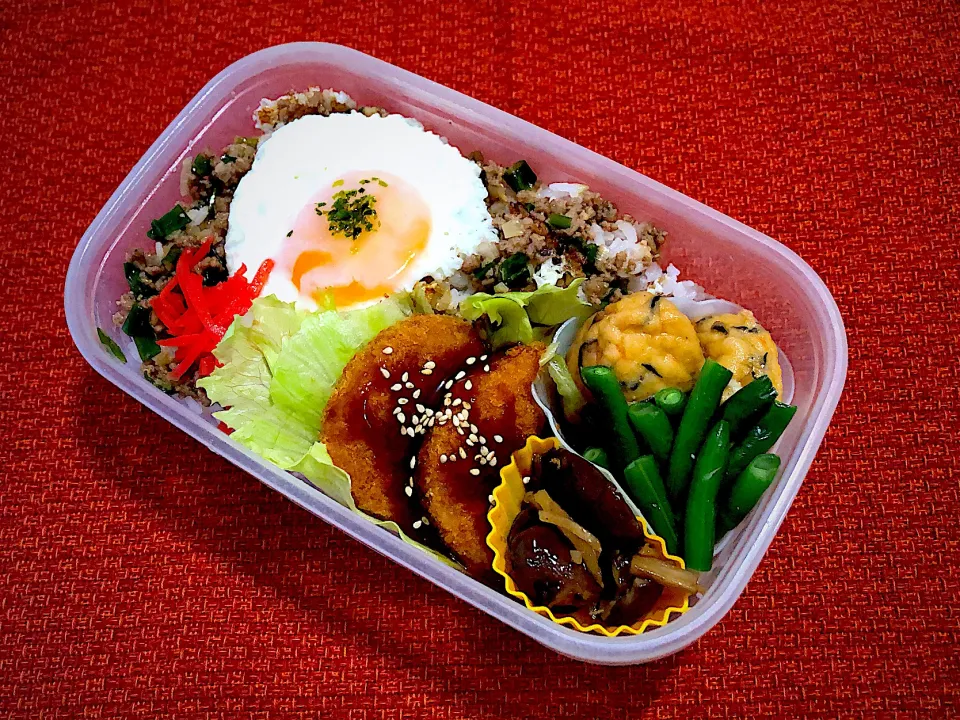 10／9(水)昼食 #昼ごはん #タッパー弁当   •ネギと挽き肉の味噌炒めと目玉焼き乗っけご飯/レンチンカツ/白身魚揚げとインゲンのさっと煮/椎茸の佃煮|おさんどんさん