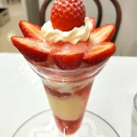 Snapdishの料理写真:資生堂パーラーのいちごパフェ|momoさん