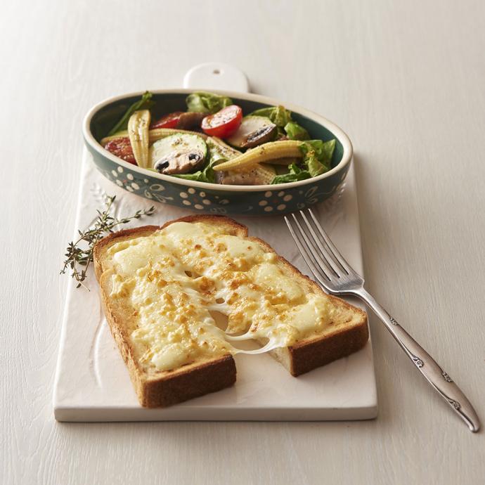 チーズトーストとズッキーニのグリル野菜