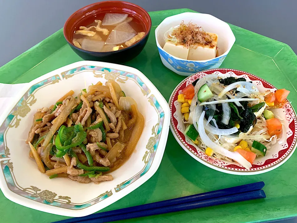 青椒肉絲、冷奴、豆腐サラダ、味噌汁|Tadahiko Watanabeさん