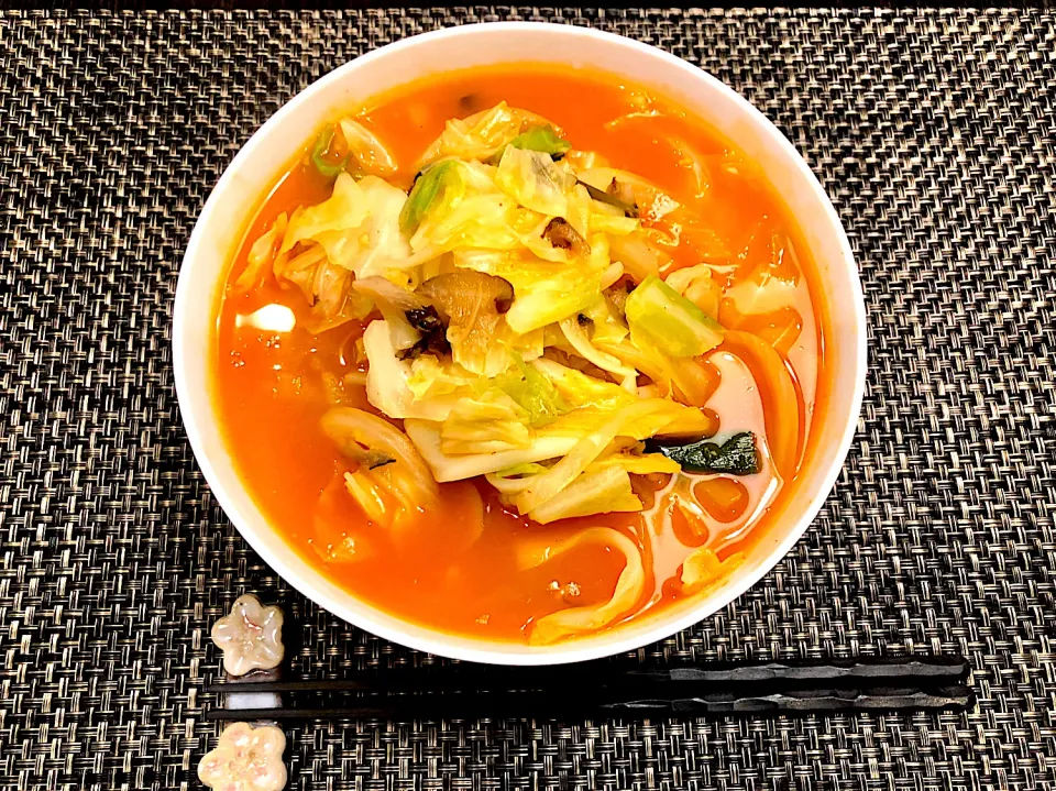 野菜カルグクス(韓国の麺料理) #にんにくたっぷり  #キノコ類 #キャベツ #玉ねぎ #昆布イワシダシ #韓国味噌(デンジャン)|Hi-Niさん