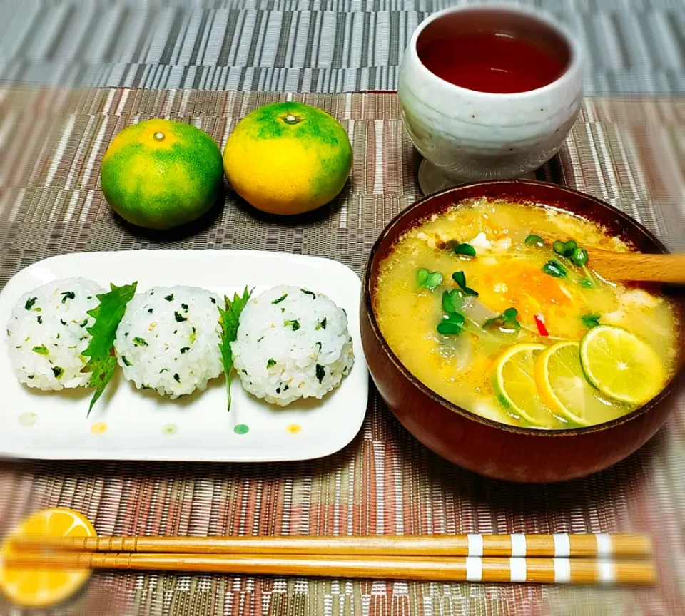 Snapdishの料理写真:お昼ごは－ん🍙

昨夜のもつ鍋リメイク
卵がとろ~りすだちス－プ

おむすび山のまん丸青菜おむすび|yukaringoさん