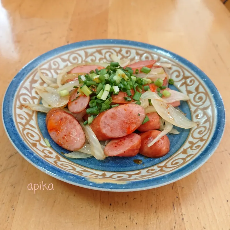 玉ねぎとそーせーじのラー油炒め|あぴかさん