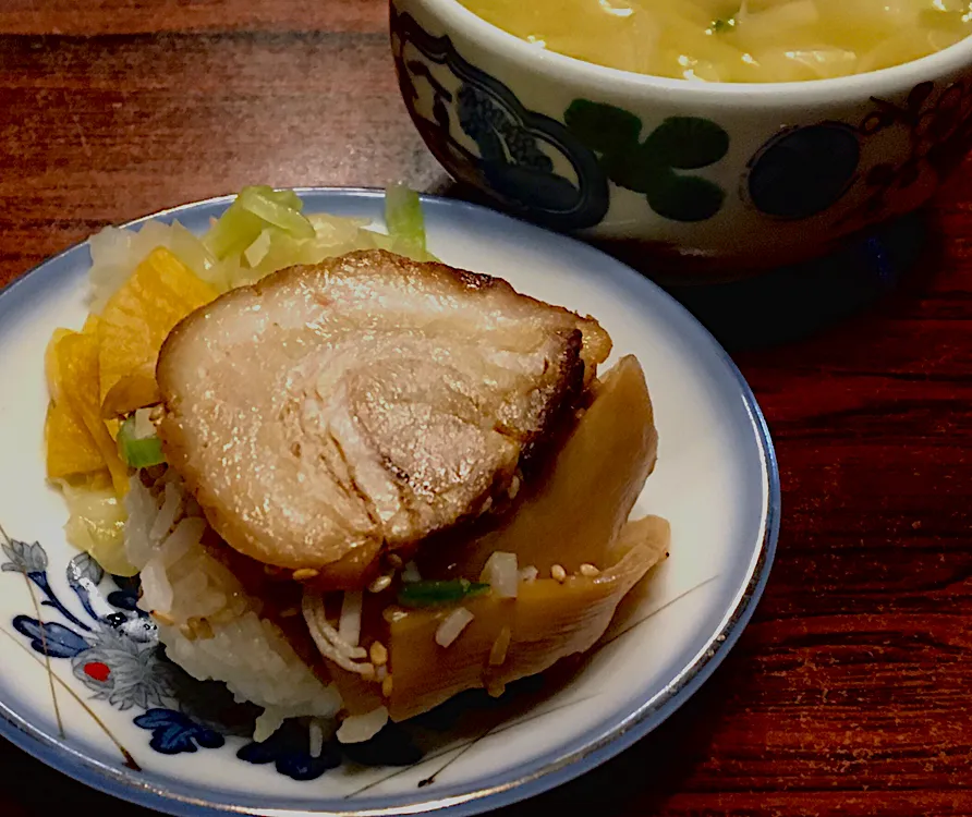 昼ごはん⭐️⭐️⭐️断酒181日目                        無骨おにぎり（チャーシュー、メンマ 、ネギ、ゴマ、醤油ダレ）  キャベツ浅漬け  大根漬け  みそ汁|ぽんたさん