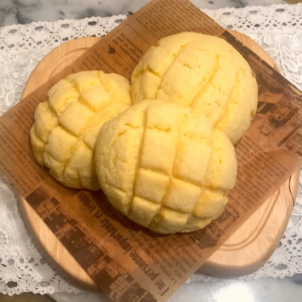 普通のメロンパン(o^^o)レモン風味🍋でフカフカ〜〜✨おいしい♪( ´θ｀)|AXさん