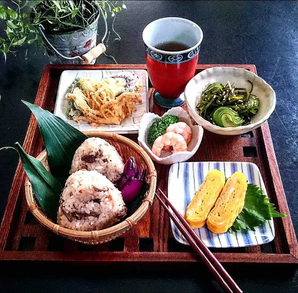 Snapdishの料理写真:きのこの炊き込みご飯とえのき茸の天ぷら作りました💕|瑞さん