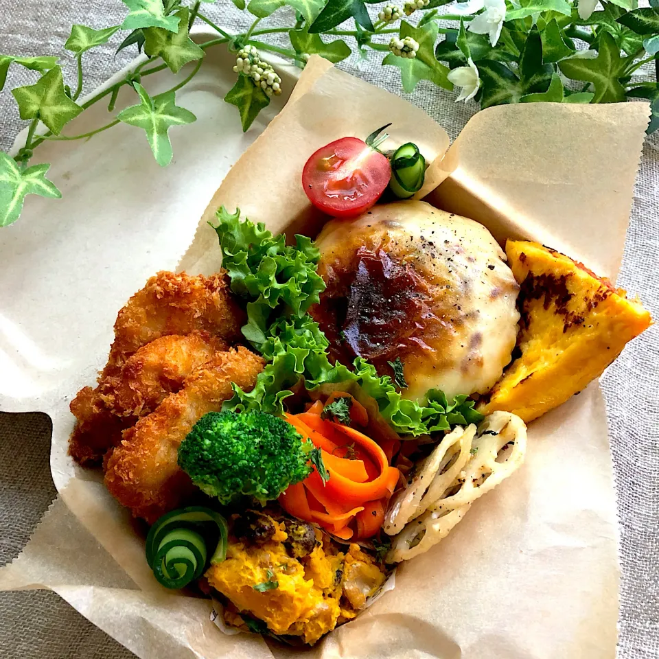 チキンカツと焼きチーズおにぎり弁当|あここさん