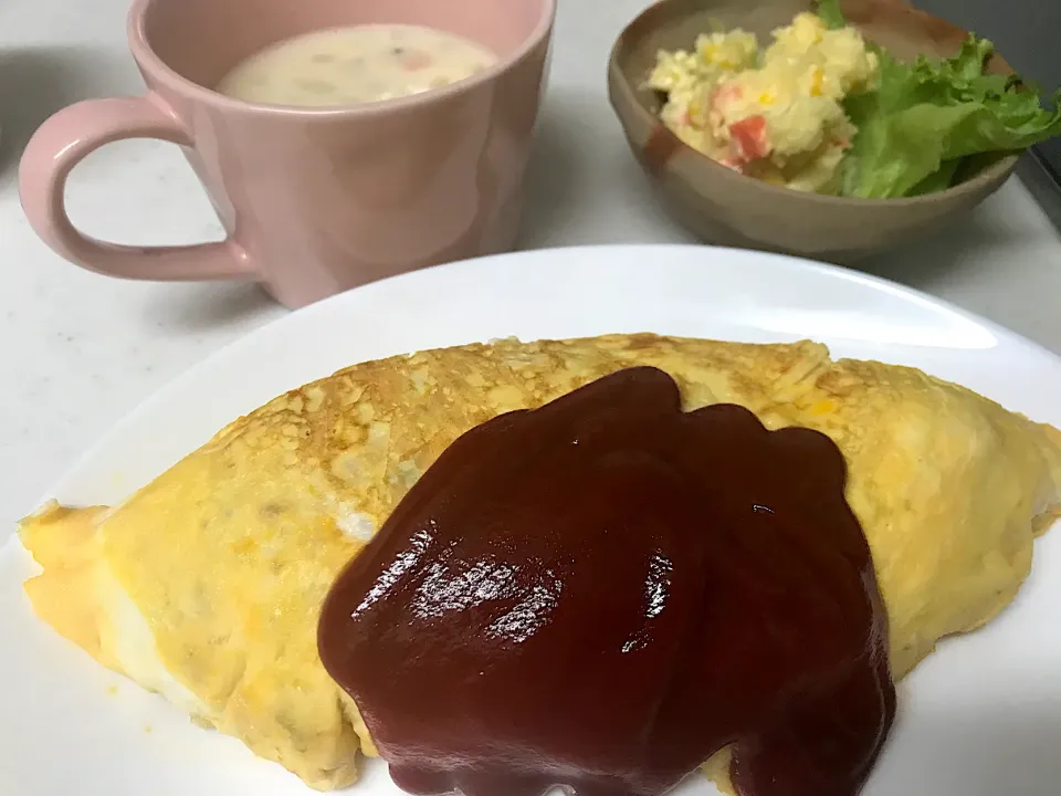 #昨日の夕飯#オムライス #ポテトサラダ#クラムチャウダー|やすあけさん