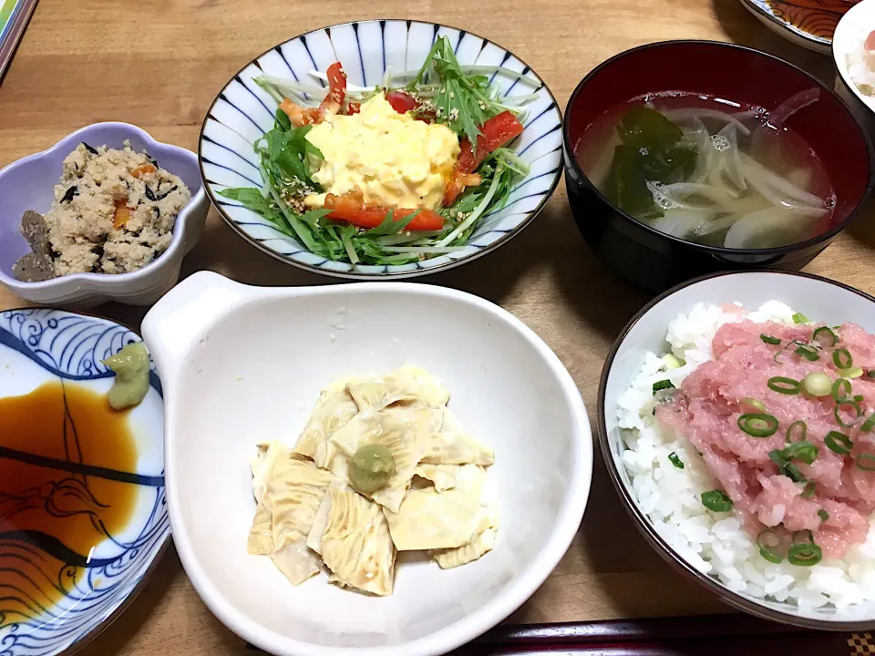 マグロのたたき丼と湯葉のお刺身👶|かおちゃんさん