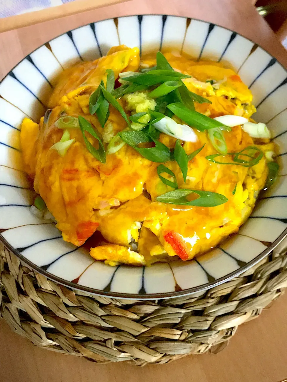 かに玉丼🍚🦀 カニはカニでもカニカマの方です😆💦 生姜をたっぷりすりおろして食べると美味しかったです😊😍|めぐぐさん