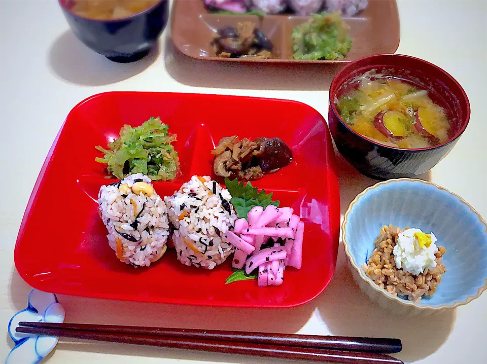 10/10(木) 朝食 #朝ごはん  •ジャコと大豆入りひじきご飯のおにぎり/大根の甘酢ゆかり和え/ゴーヤのお浸し/椎茸の佃煮  •ひき割り納豆 •具沢山味噌汁(大根,人参,白菜,玉ねぎ,長ネギ,さつま芋,大根菜)|おさんどんさん