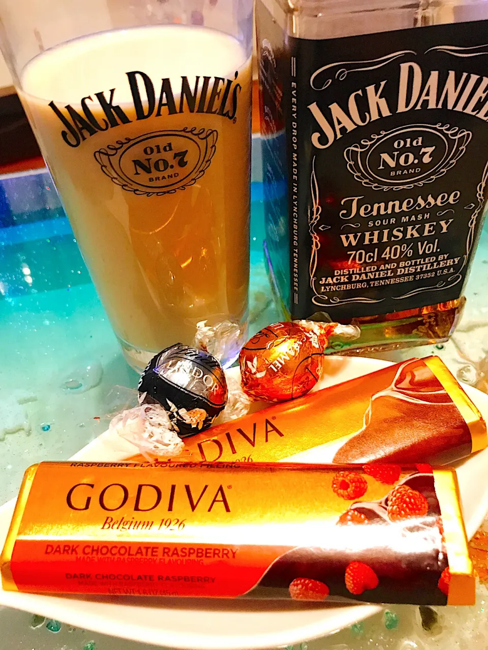 Jack Daniel's ミルクティーとGODIVA ダークチョコレートラズベリーと…スキ♡(´｡•ㅅ•｡`)|舞さん