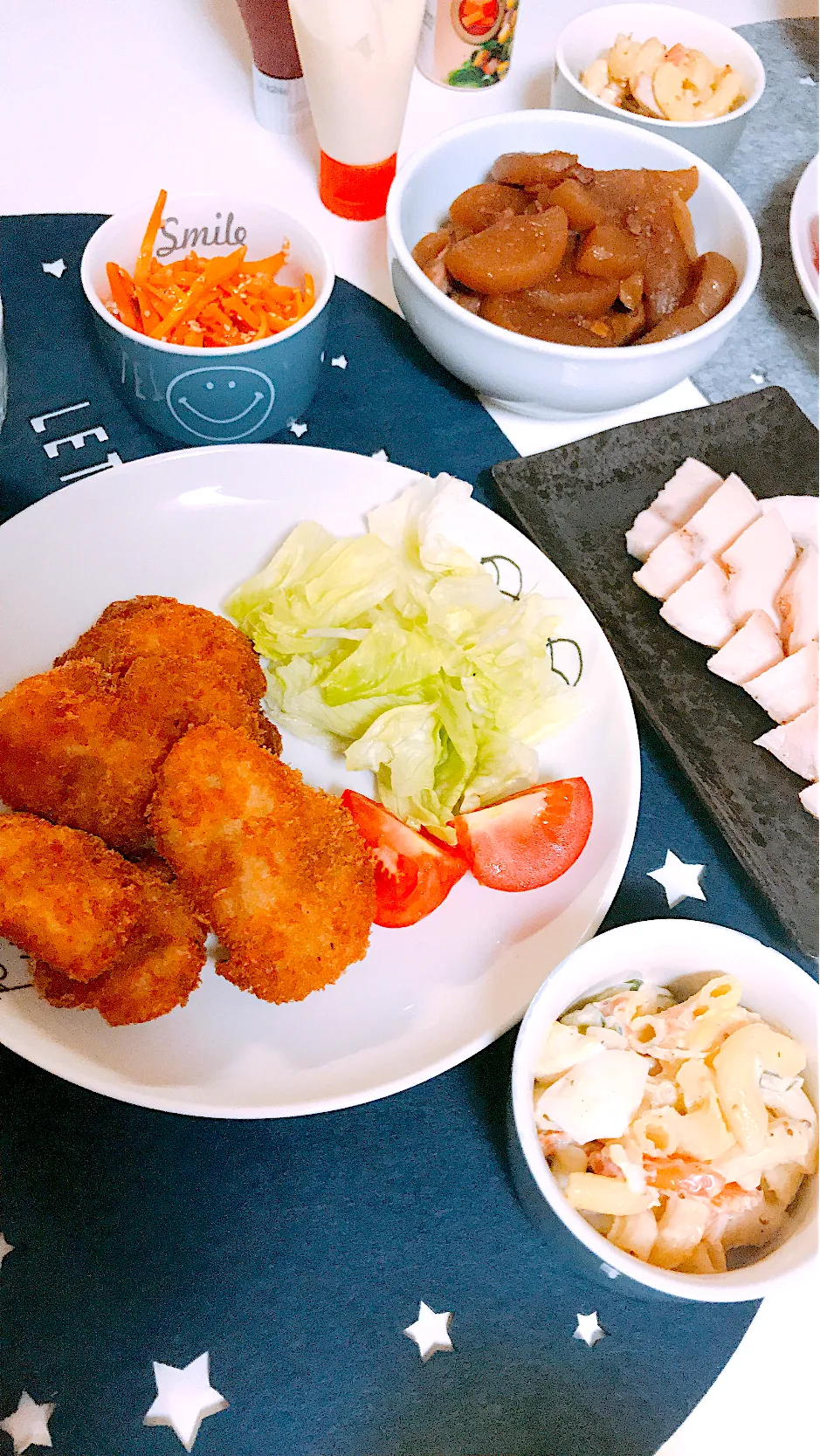 今日の晩御飯😋モモ肉でチキンカツ😋マカロニサラダ🥗🥕のナムル😃あとは昨日の残り物😆|ゆきさん