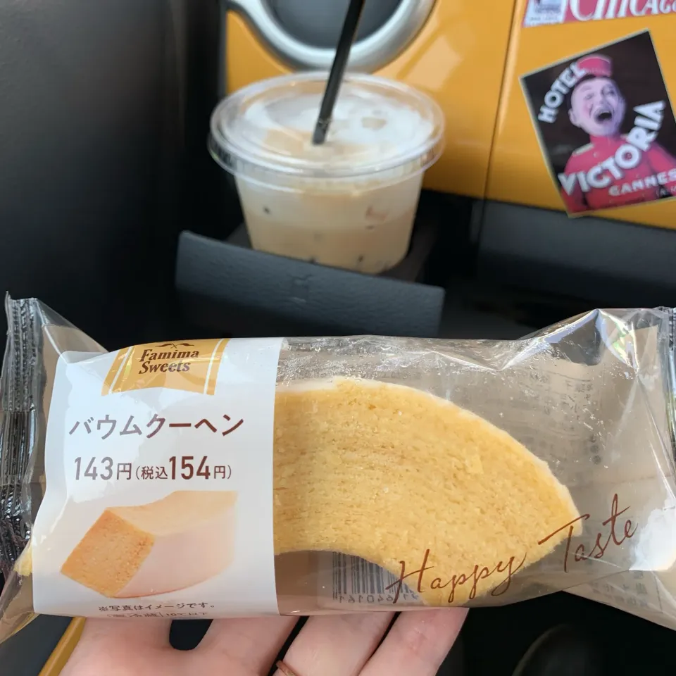 Snapdishの料理写真:ファミマのバームクーヘンとカフェラテ|Yoco⋆︎*さん