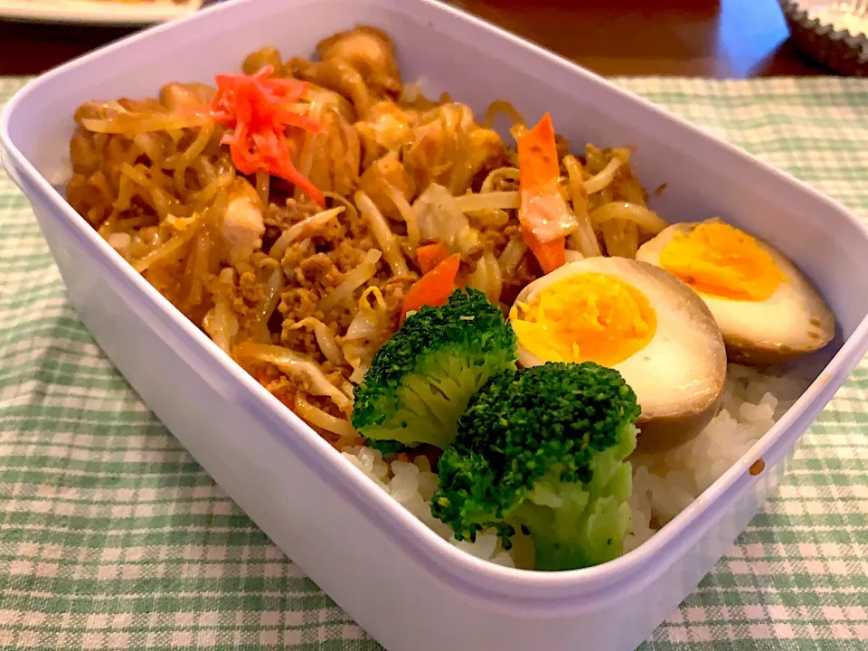 鶏肉焼き肉たれとひき肉もやし味噌炒め弁当|🍭よっぴさん