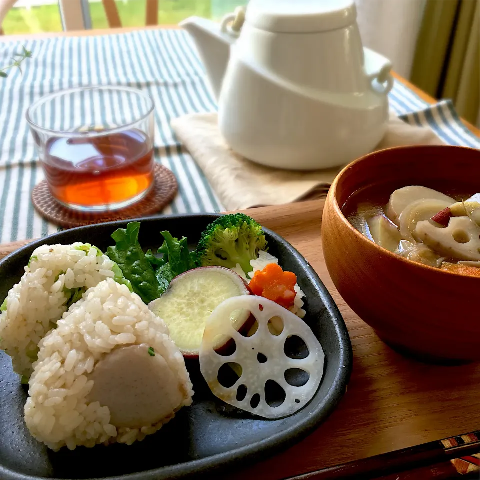 里芋ごはんのおにぎりで朝ごはん|むぎこさん